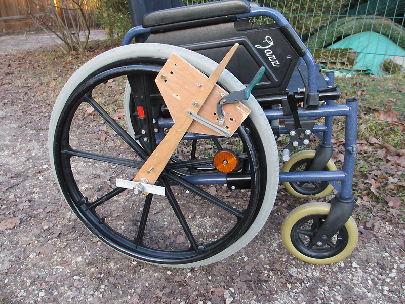 Fichier:Leviers d'aide au déplacement d'un fauteuil roulant Fauteuil.jpg