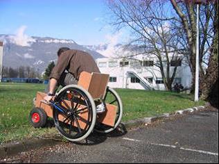 Leviers d'aide au déplacement d'un fauteuil roulant Exterieur.jpg