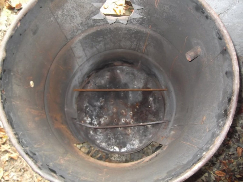 Pasteurisateur au feu de bois fut 200L support de cuve eau remplissage eau cuve a droite.JPG