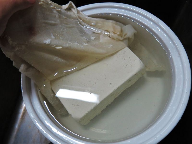 Aliments ferment s - k fir de laits v g taux et fromages vegan demouler-son-tofu-maison.jpg