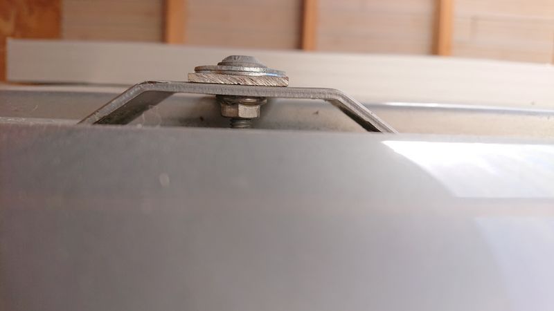 Mini galerie pour fixer un panneau solaire rigide sur le toit d un van DSC 7923.JPG