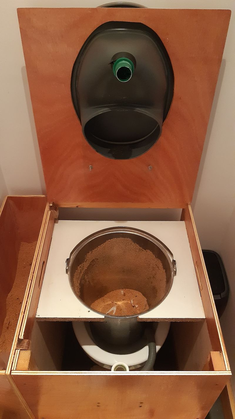 Toilettes s ches amovibles toilettes seches a separation avec le seau ouvertes.jpg