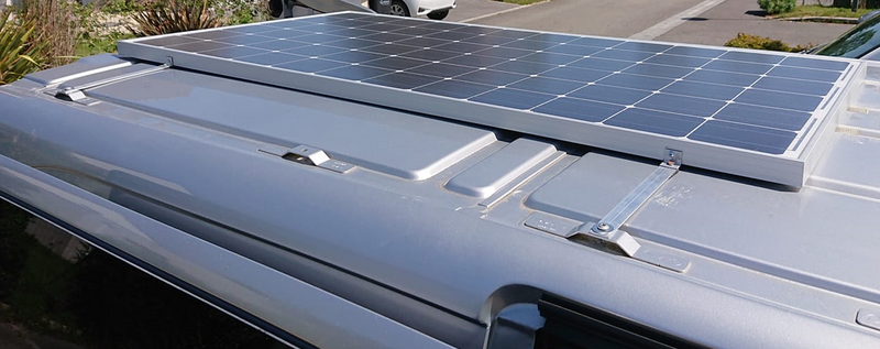 Mini galerie pour fixer un panneau solaire rigide sur le toit d un van panneau solaire fixe.png
